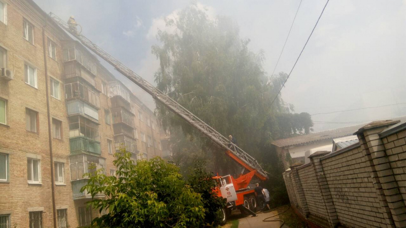 В Броварах горит пятиэтажный дом, проводится эвакуация